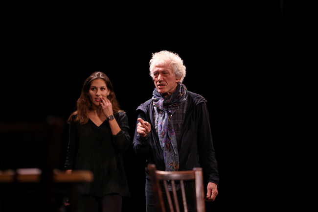 Jean-Luc Moreau indiquant une scène de la pièce Le Jeu de l'Amour et du Hasard de Marivaux