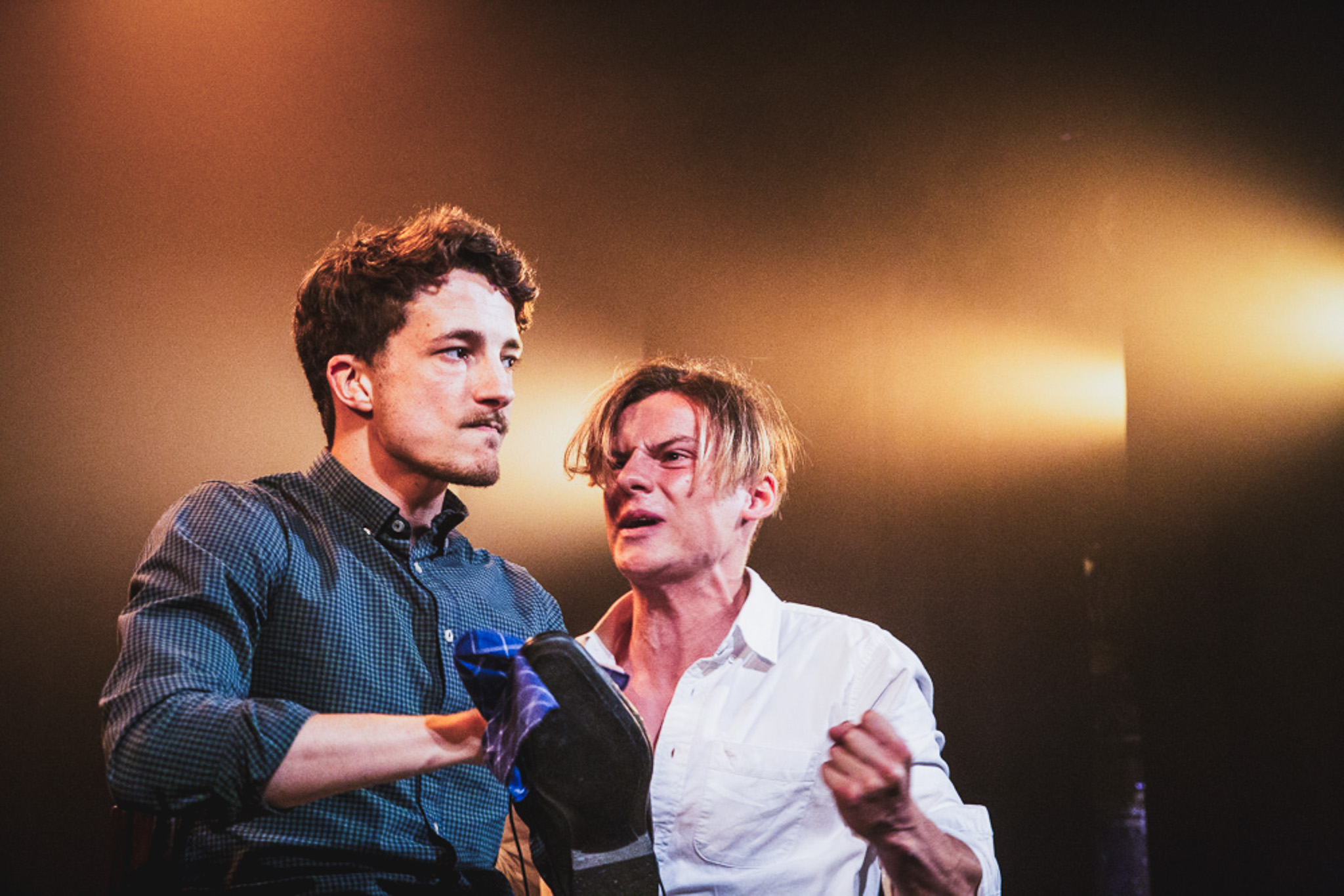 Deux élèves sur scène dans une école de théâtre à Paris