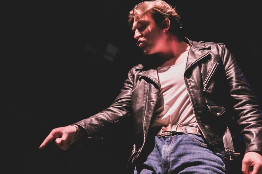 Un acteur sur scène dans une école à Paris.