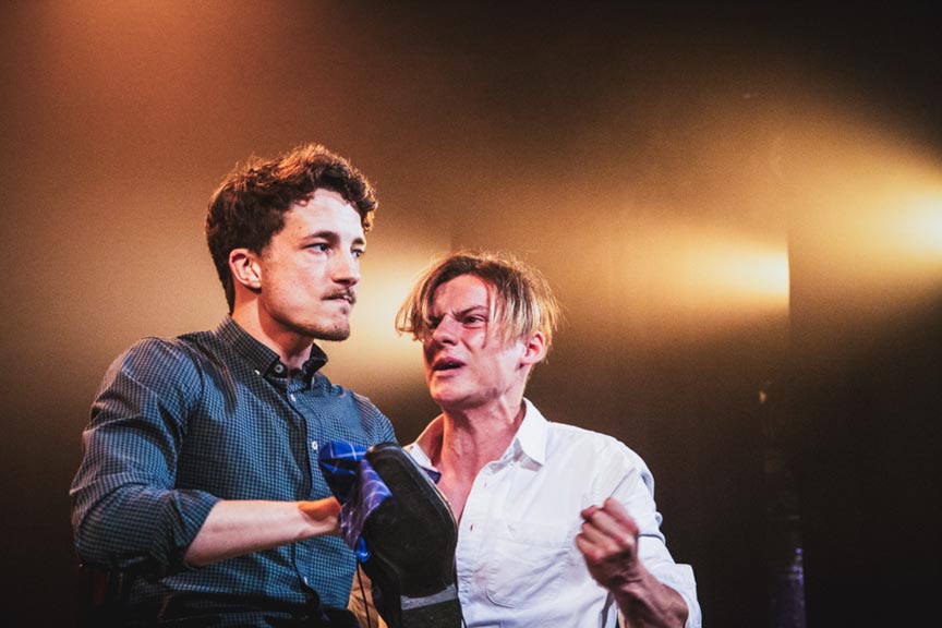 Deux élèves sur scène dans une école de théâtre à Paris.