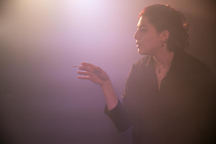 Une actrice en stage d'improvisation seule en scène dans une école à Paris.