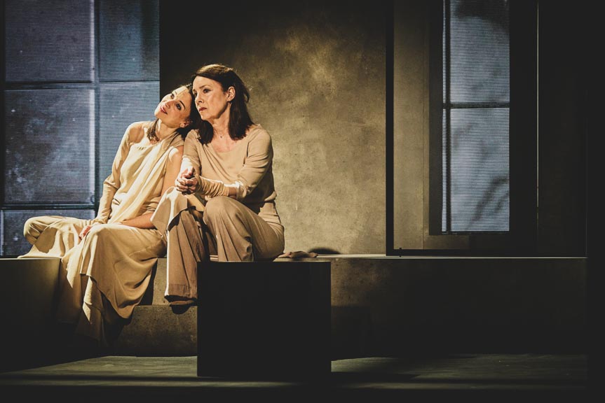 Deux comédiennes dans Bérénice de Racine.