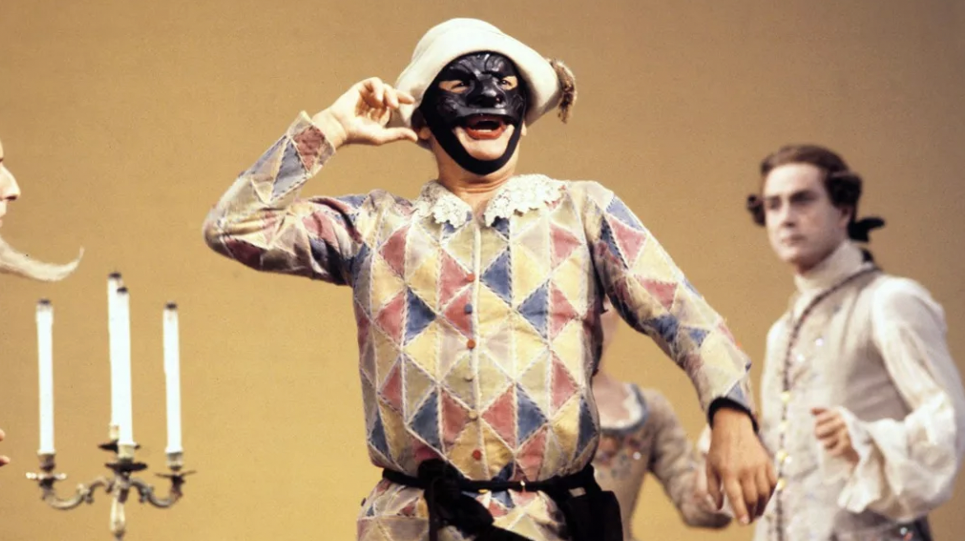 Le personnage d'Arlequin dans la commedia dell'arte.