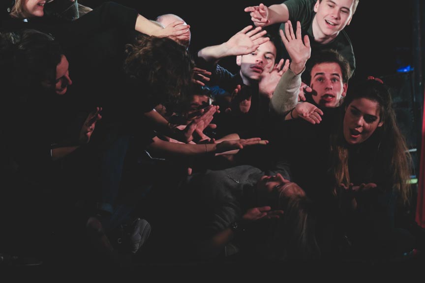 Élèves de théâtre faisant un atelier d'improvisation à Paris.