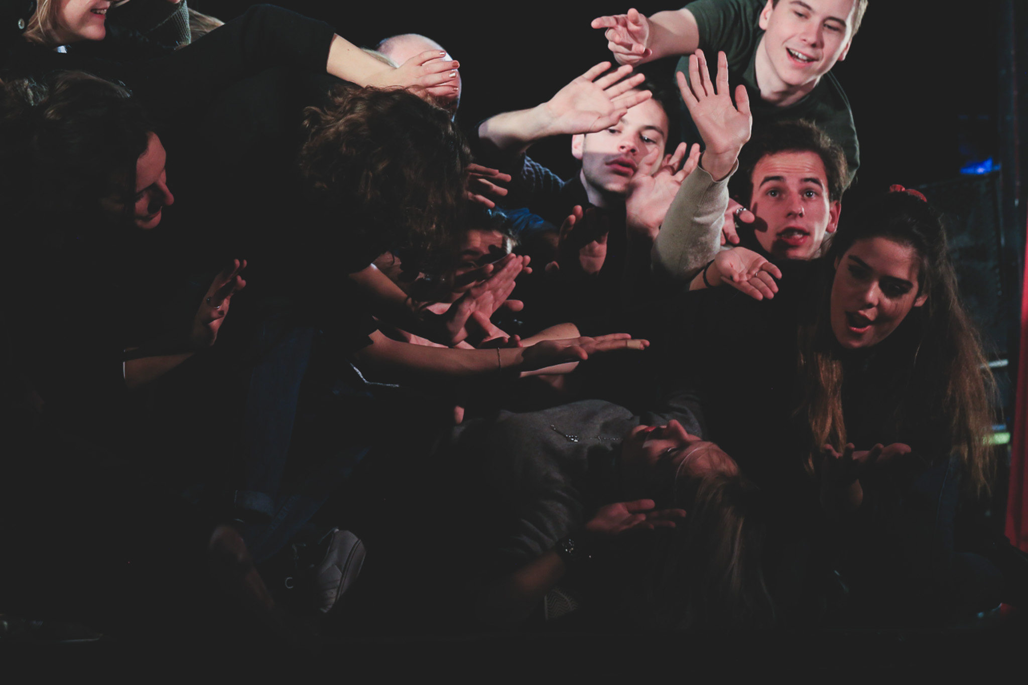 Élèves de théâtre faisant un atelier d'improvisation à Paris