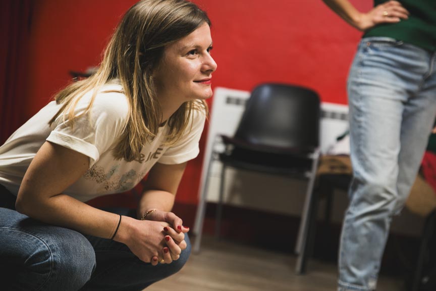 Une élève comédienne préparant les concours d'école nationale.