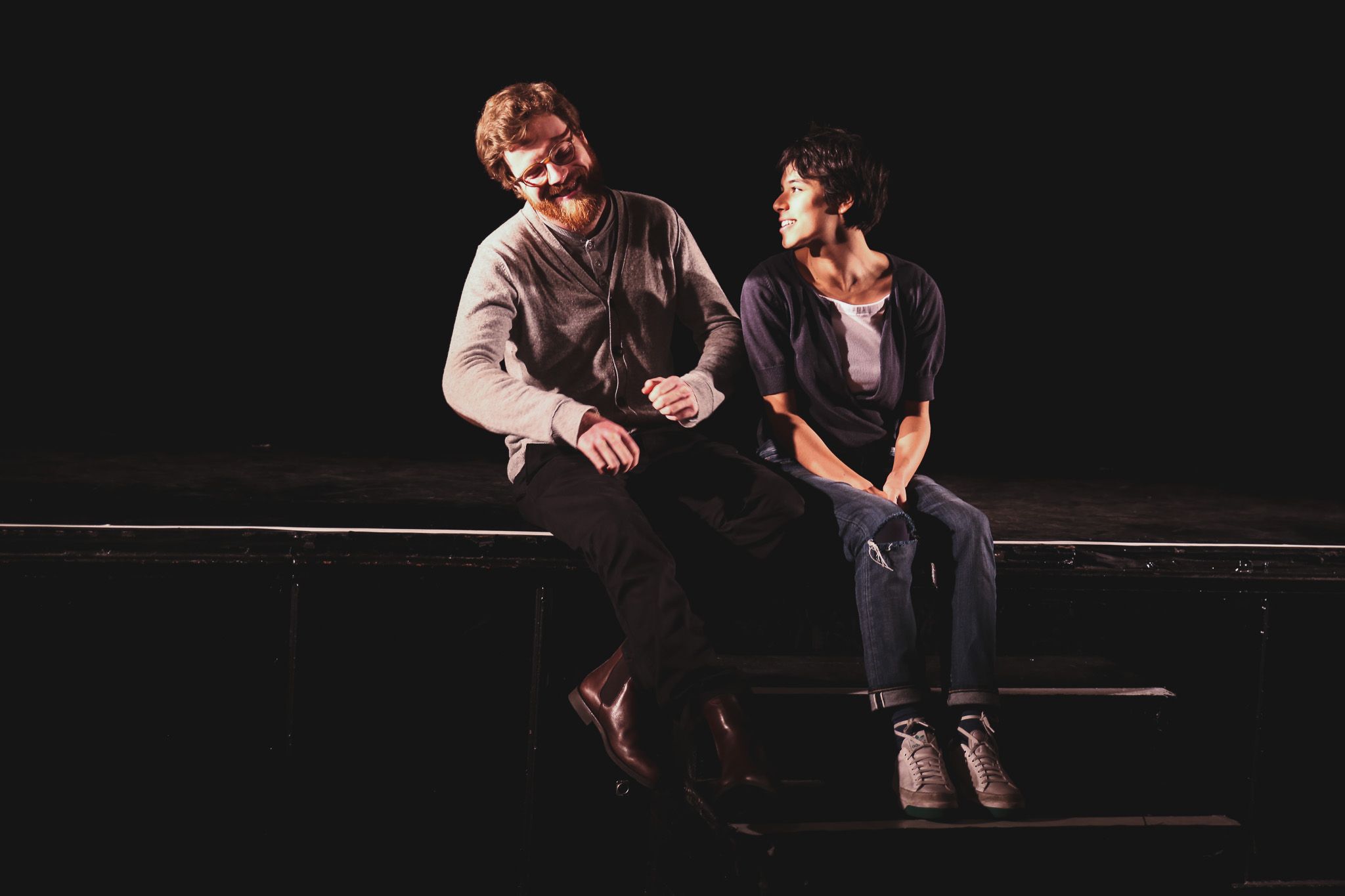 Deux acteurs sur scène dans une école de théâtre à Paris