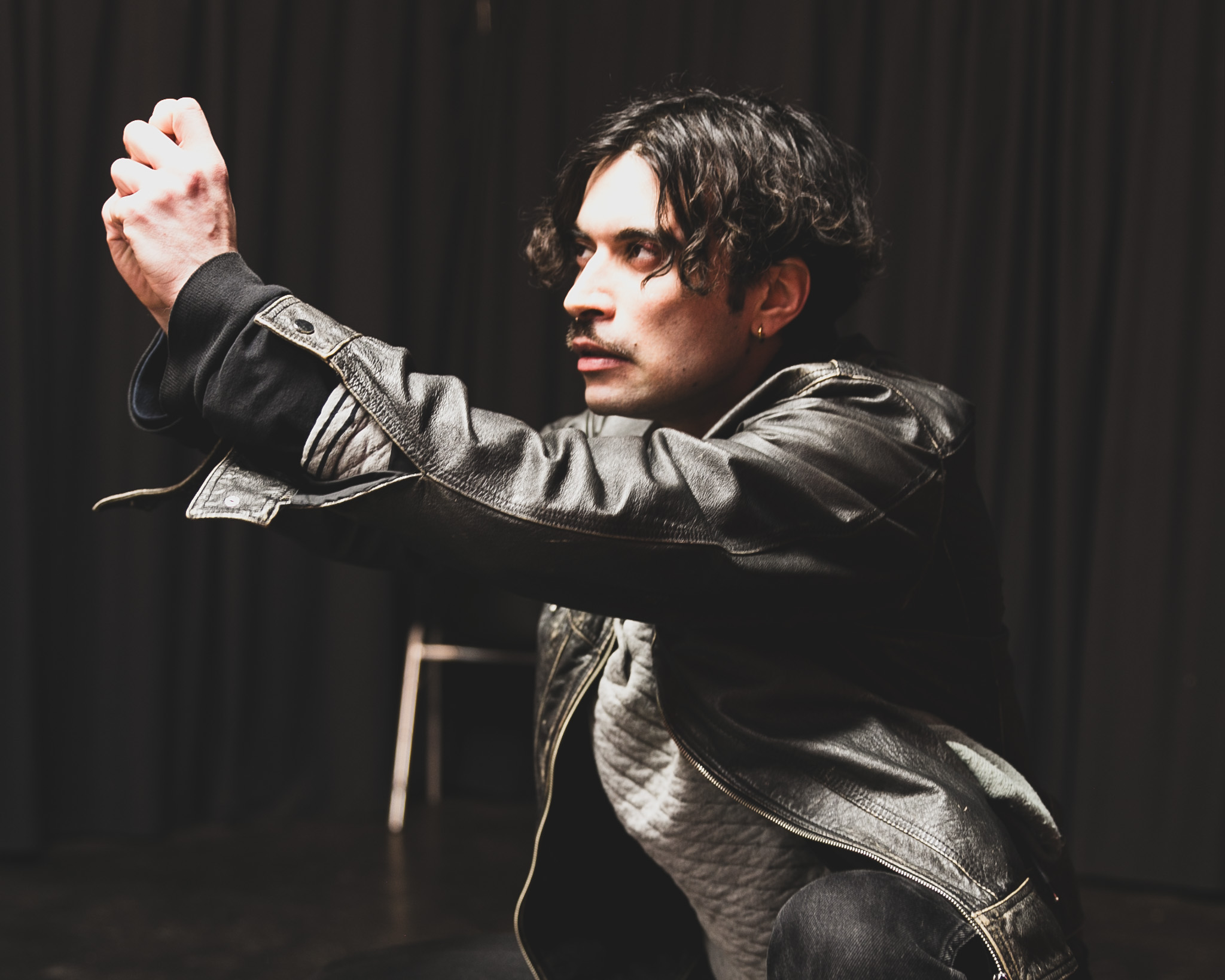 Un comédien en séance d'improvisation dans un cours de théâtre à Paris