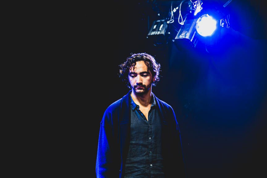 Un comédien seul sur scène dans un cours de théâtre à Paris.