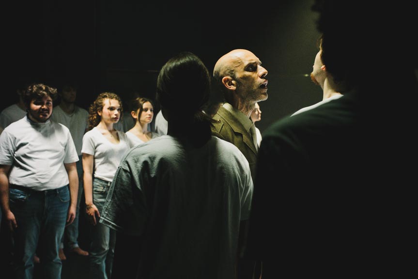 Comédien en reconversion en formation d'acteur à Paris.