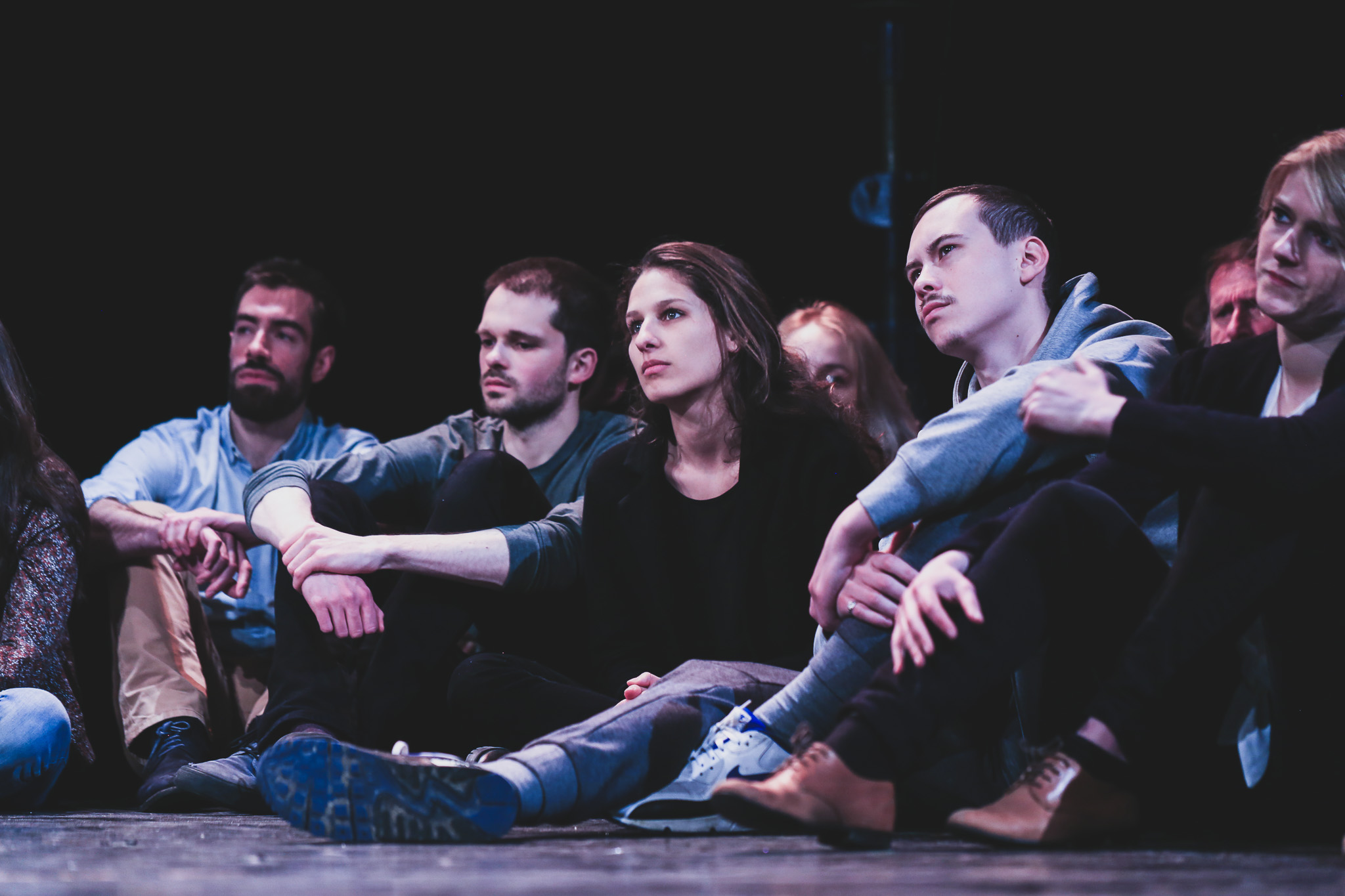 Des élèves d'un cours de théâtre à Paris sur le plateau