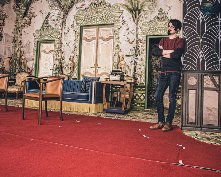 Un comédien sur la scène du Théâtre de la Michodière à Paris.