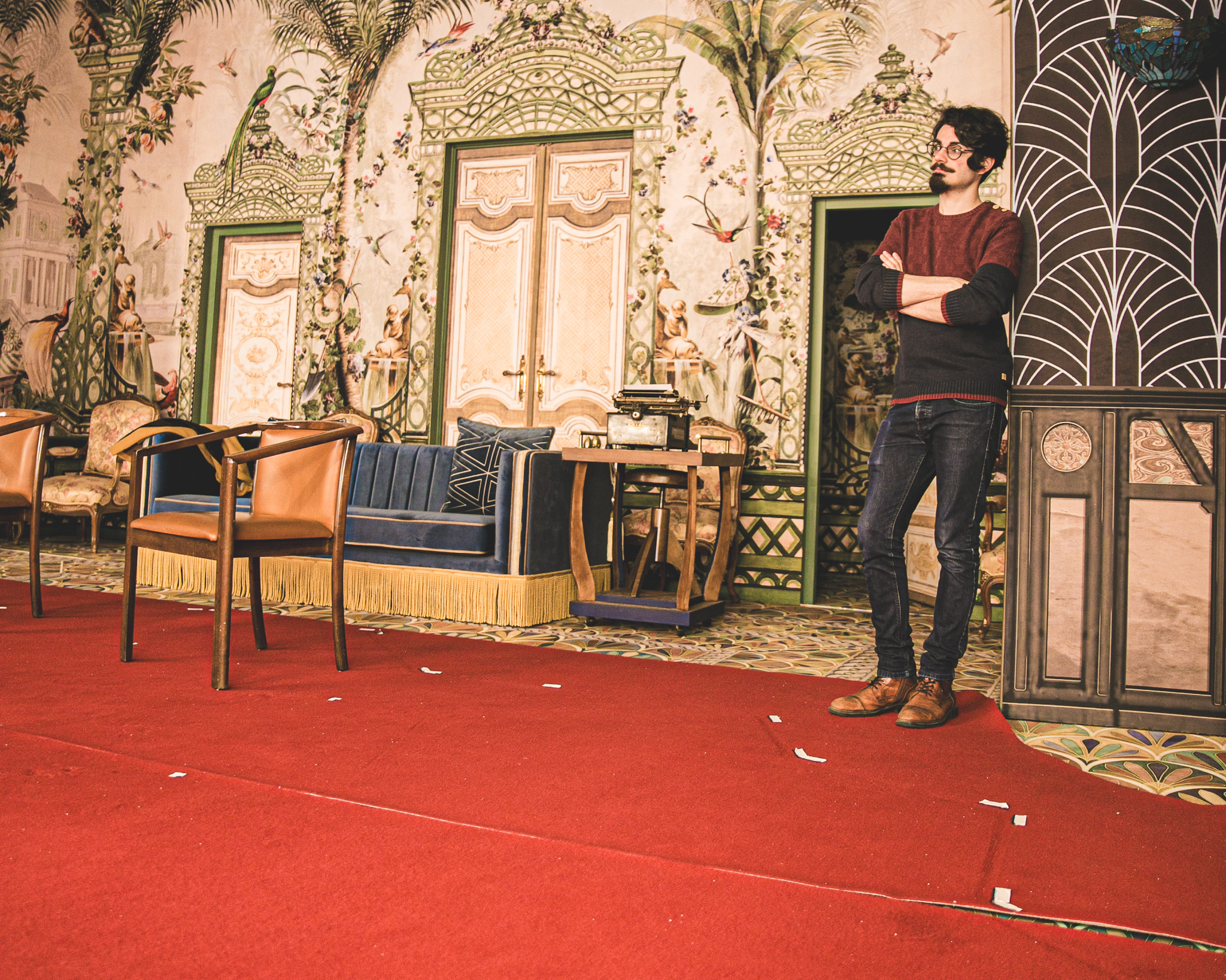 Un comédien sur la scène du Théâtre de la Michodière à Paris.