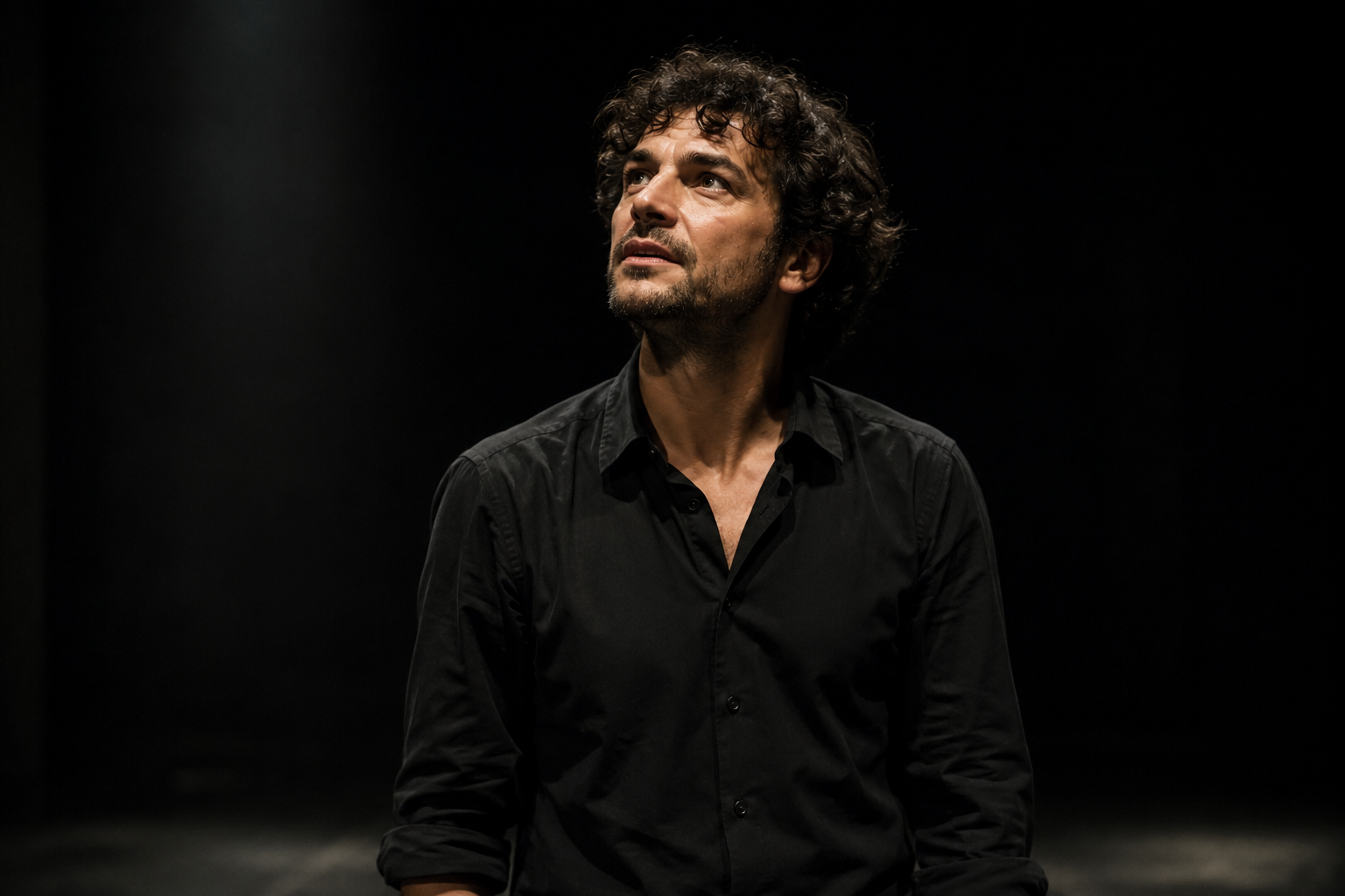 Dire des alexandrins dans un cours de théâtre à Paris.