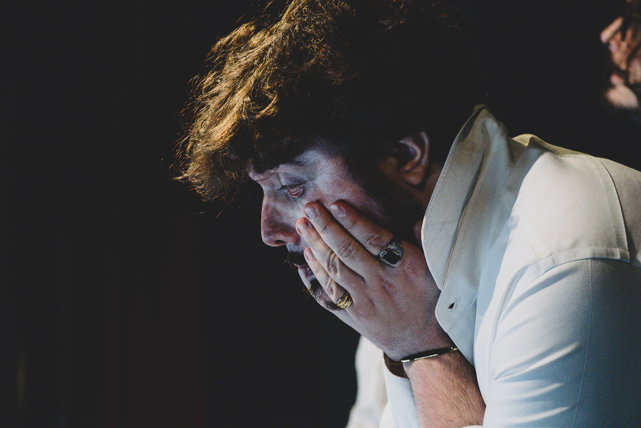 Un comédien d'un cours de théâtre à Paris sur la scène d'un théâtre