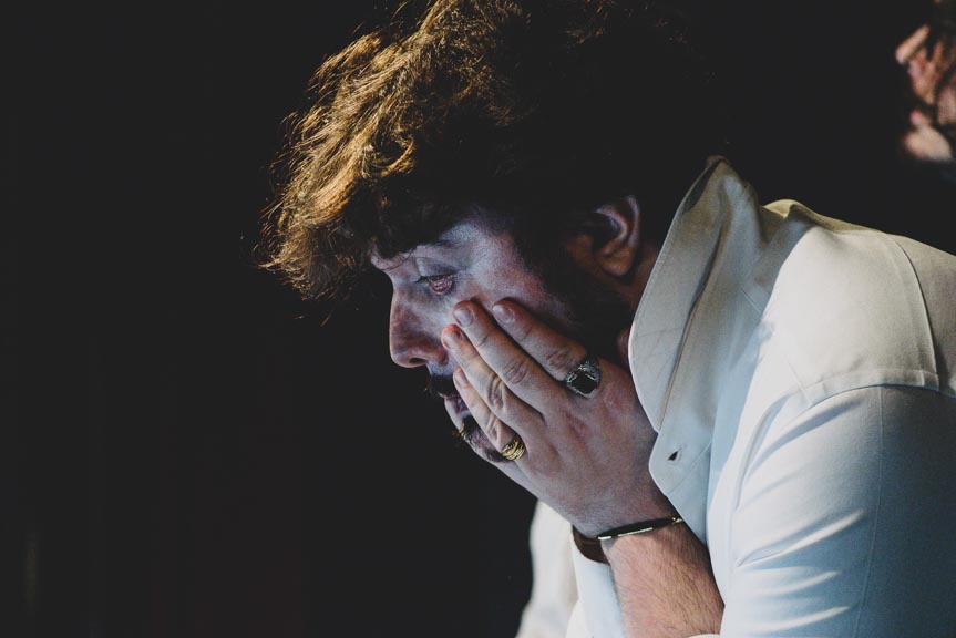 Un comédien d'un cours de théâtre à Paris sur la scène d'un théâtre.