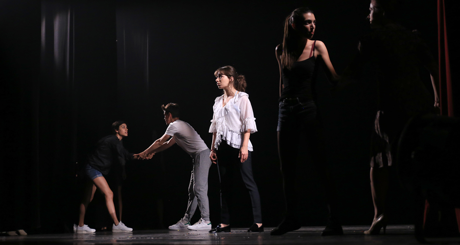 Création collective dans notre école de théâtre à Paris