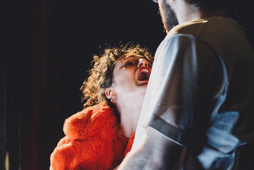 Élèves du cours de théâtre professionnel sur scène.