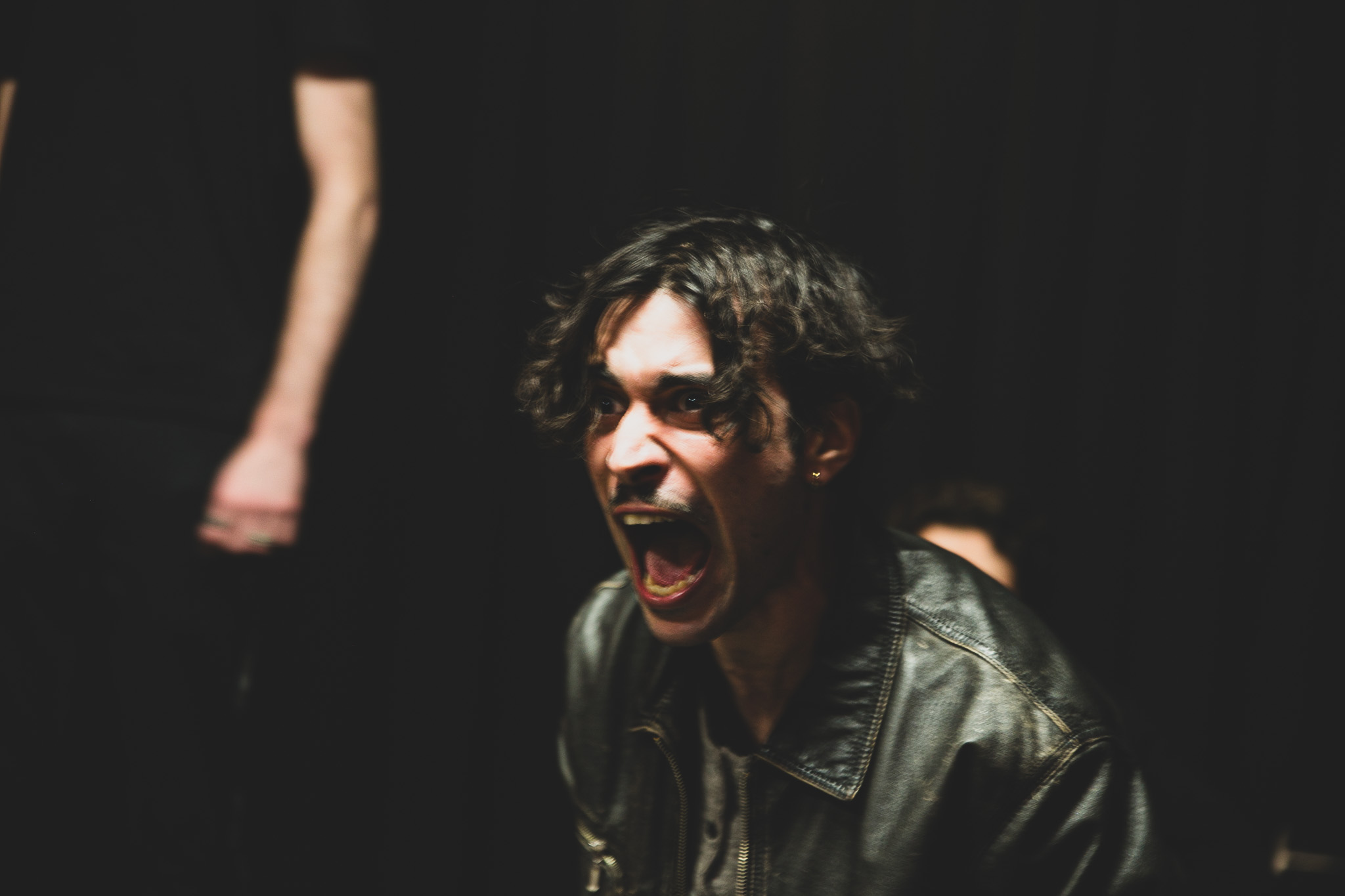 Un élève d'un cours de théâtre à Paris travaillant la diction et l'articulation