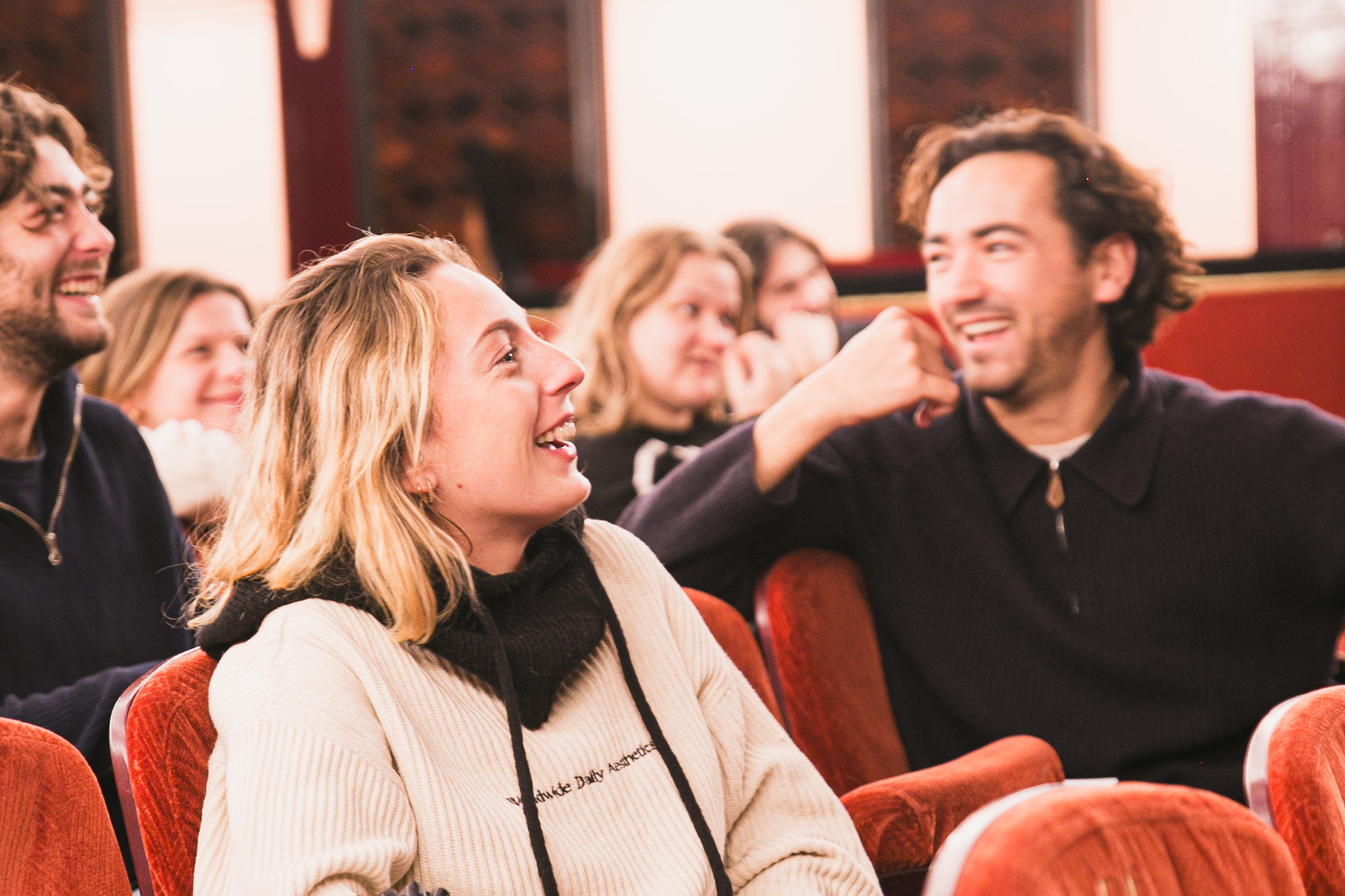 Les élèves d'une école professionnelle de théâtre au Théâtre de la Michodière