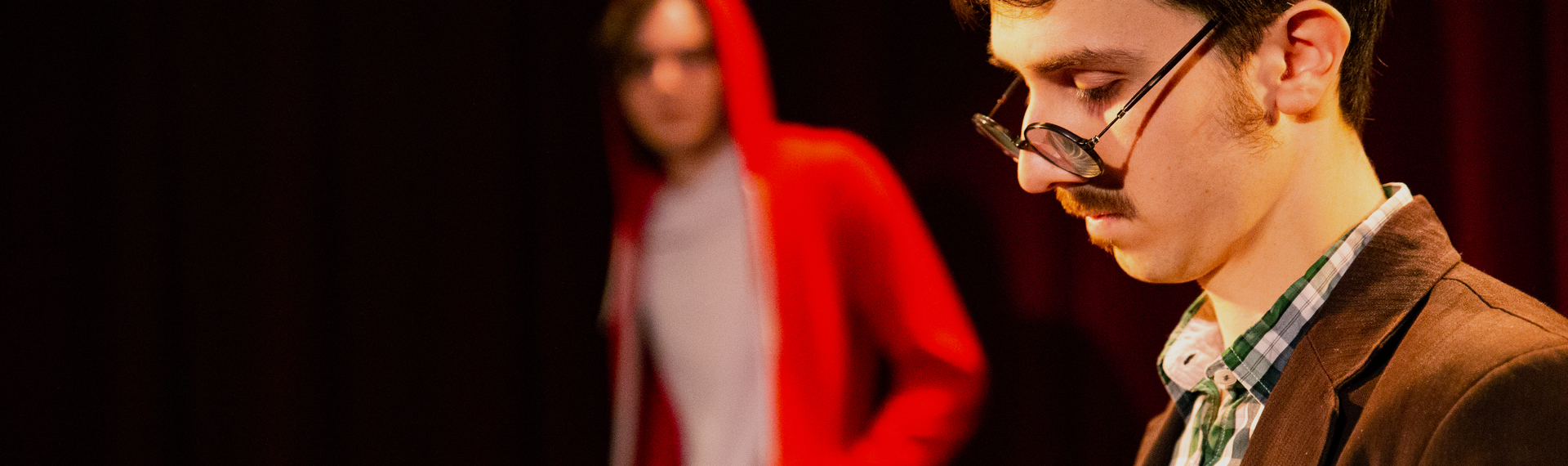 Cours de théâtre pour adolescents à Paris – élèves en travail de scène encadrés par une école de théâtre