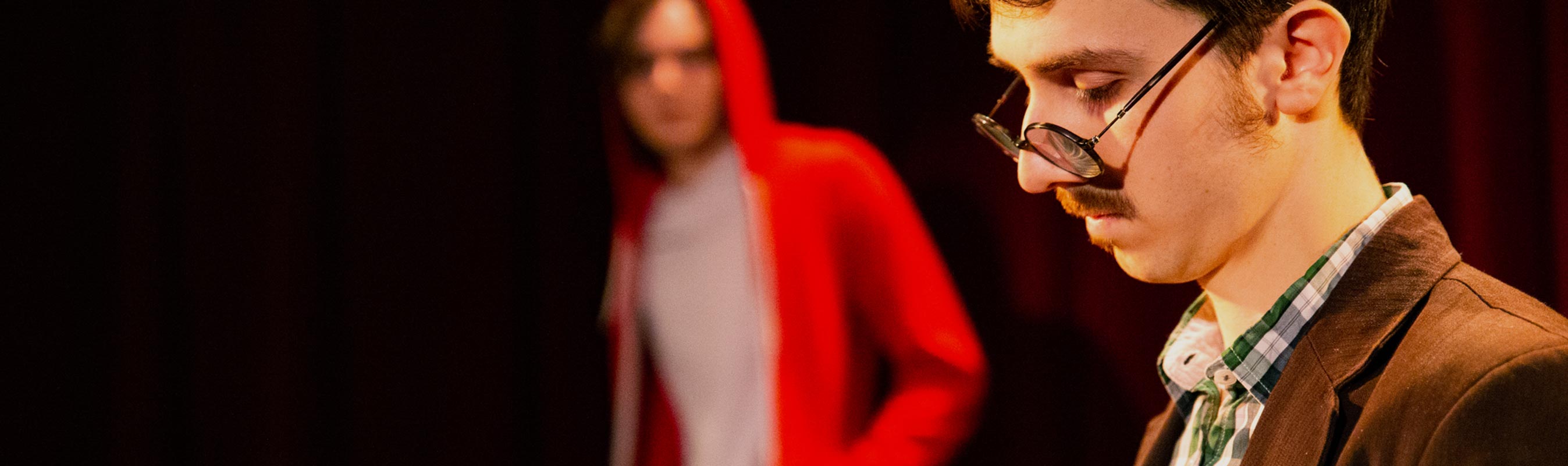 Cours de théâtre pour adolescents à Paris – élèves en travail de scène encadrés par une école de théâtre.