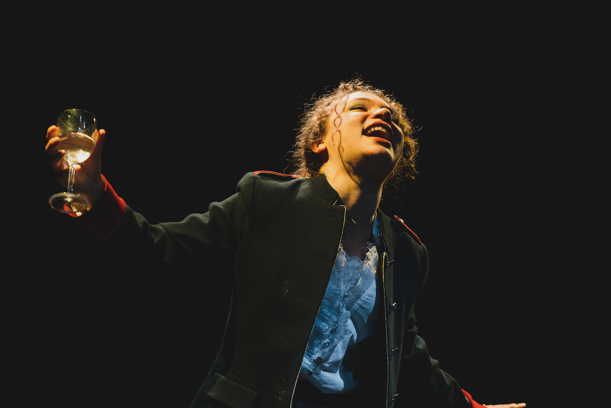 Élèves comédienne disant un monologue pour femme sur scène