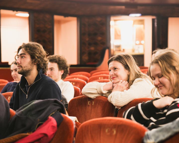 Cours de théâtre à Paris : ados et adultes en travail de scène (Le Foyer).