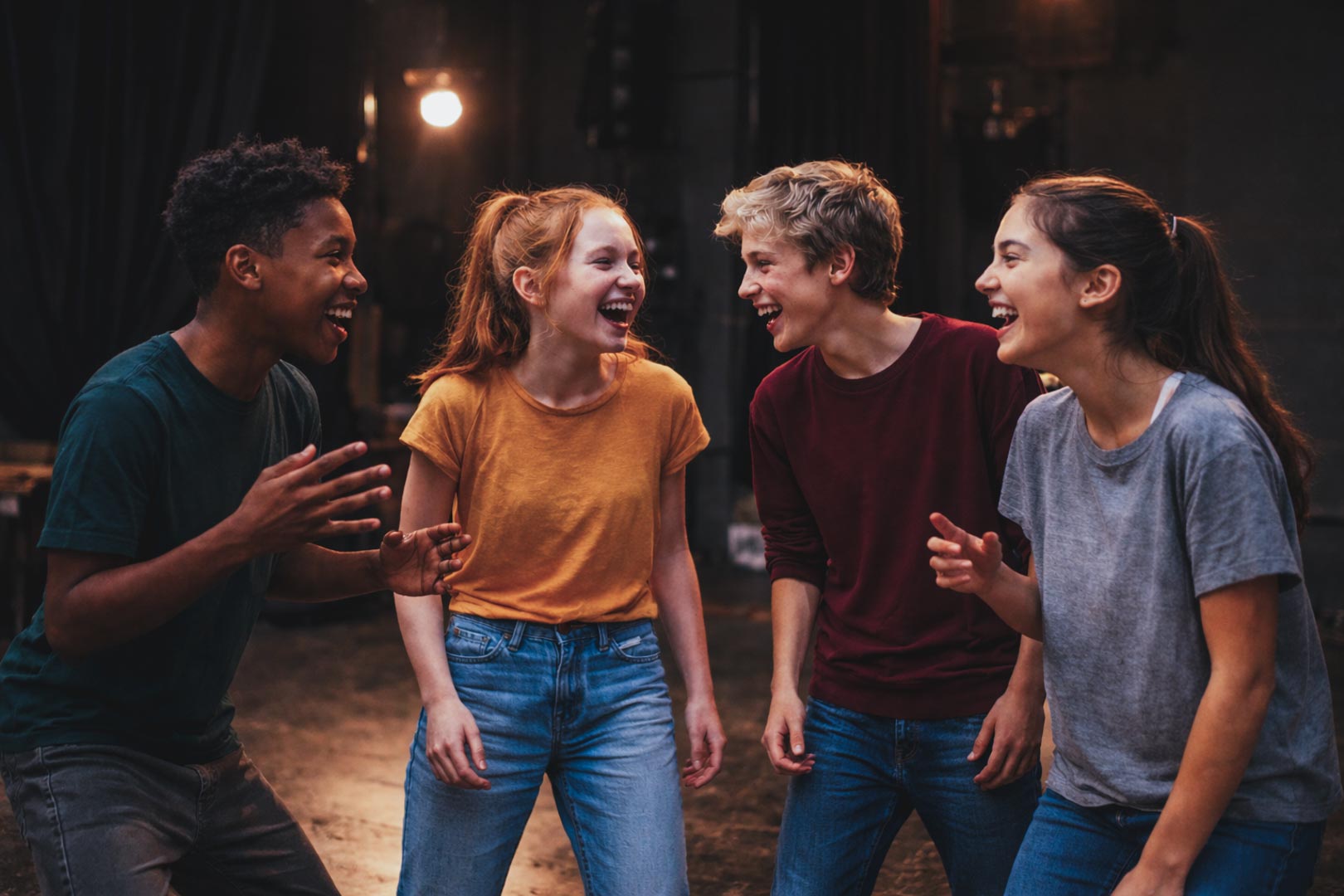 Des élèves d'un cours de theatre ados à Paris.
