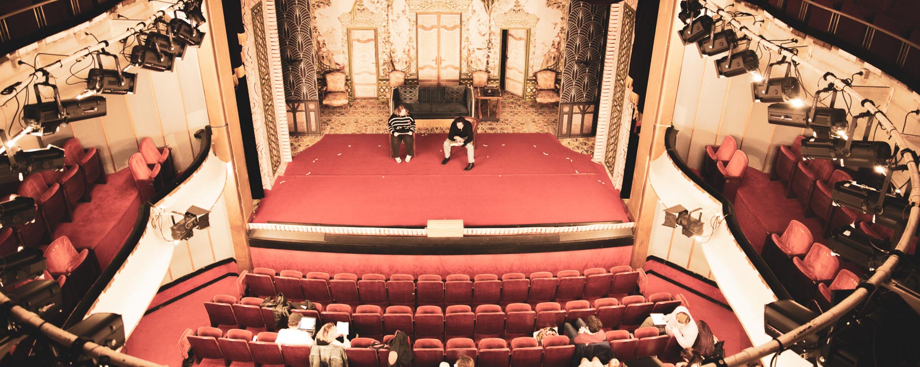 Le Théâtre de la Michodière à Paris accueille un cours de théâtre.