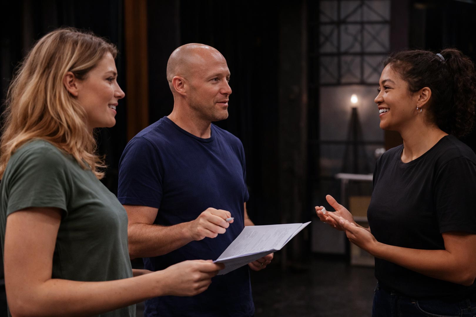 Guide pour débuter le théâtre adulte et progresser avec exercices, routine et méthode d’acteur.