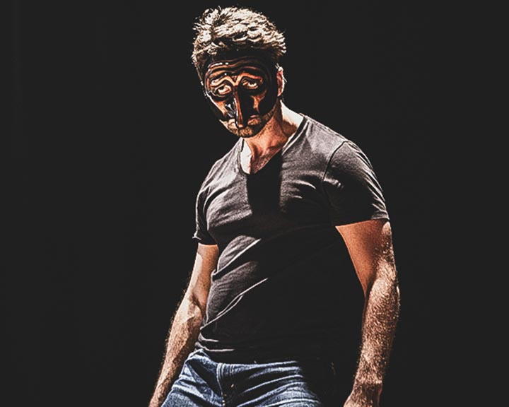 Travail du masque de commedia dell'arte dans une école à Paris.