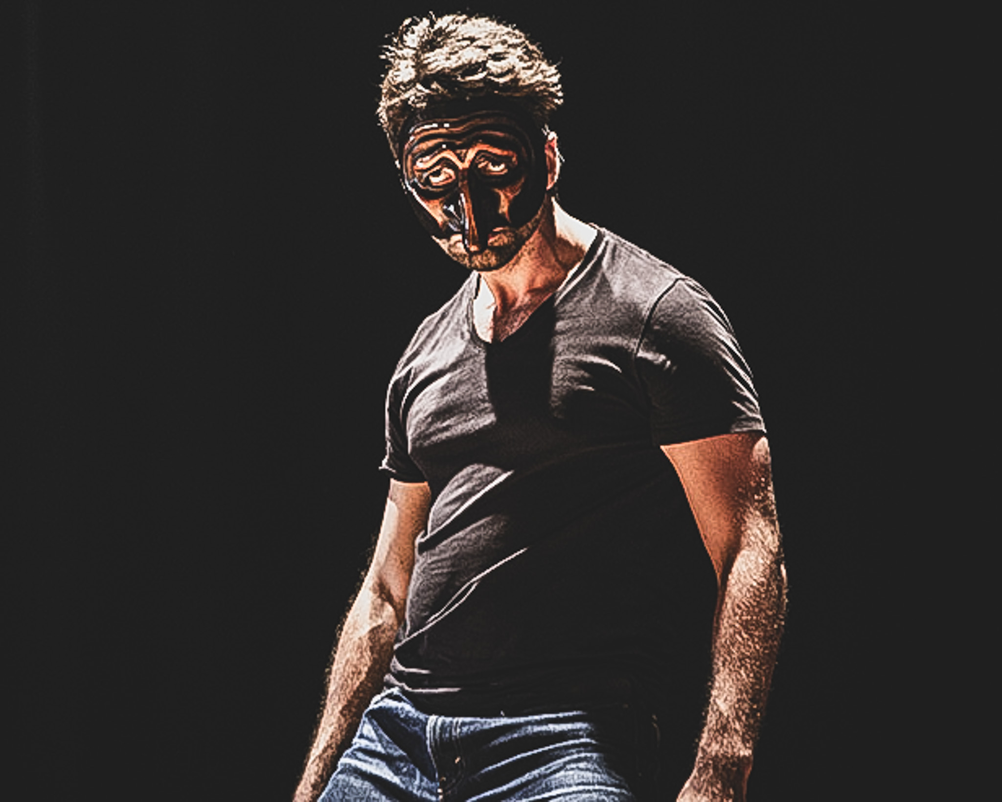 Travail du masque de commedia dell'arte dans une école à Paris.