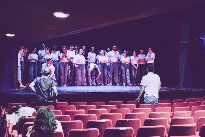 Élèves de la formation professionnelle de l'acteur sur scène.