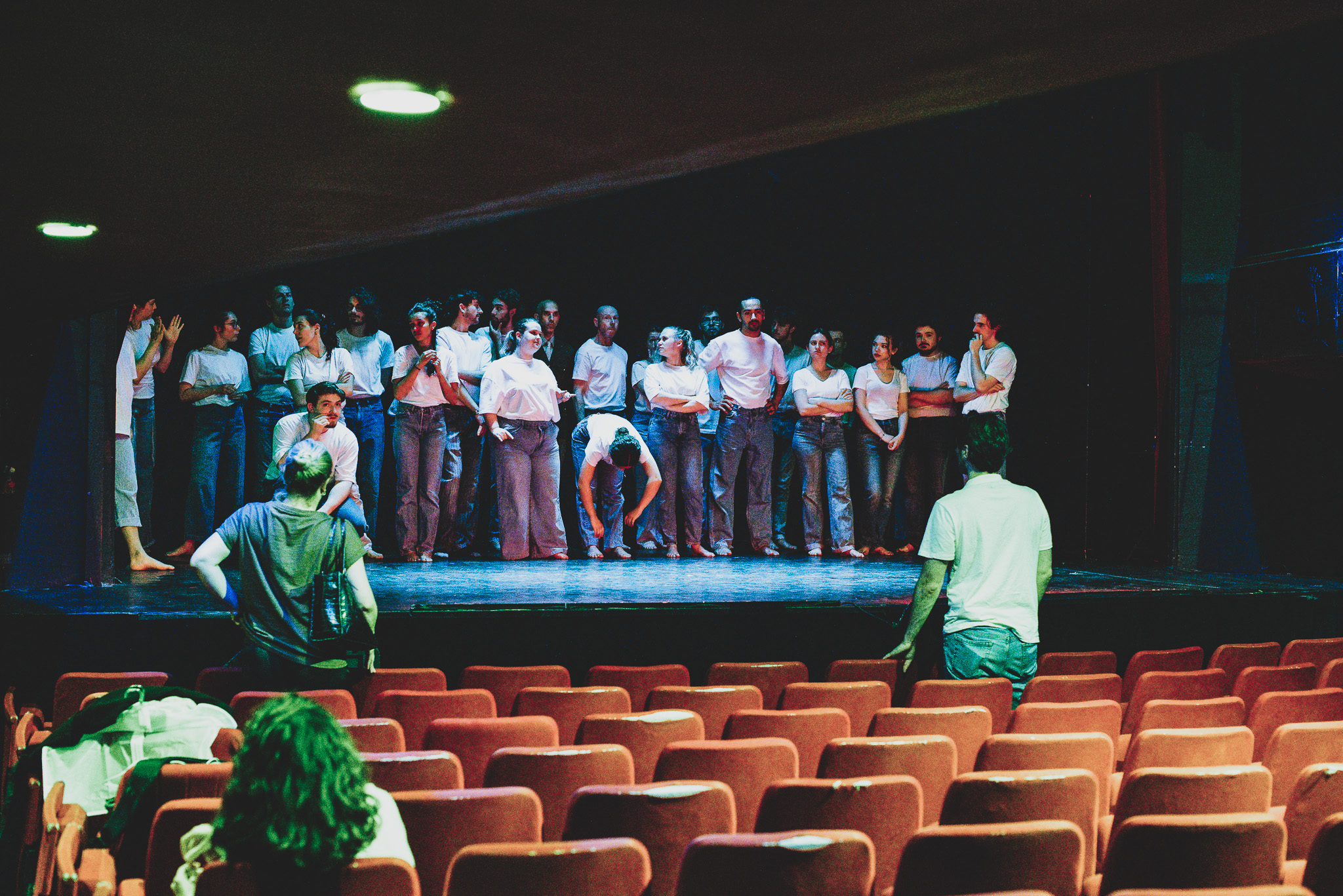 Élèves de la formation professionnelle de l'acteur sur scène