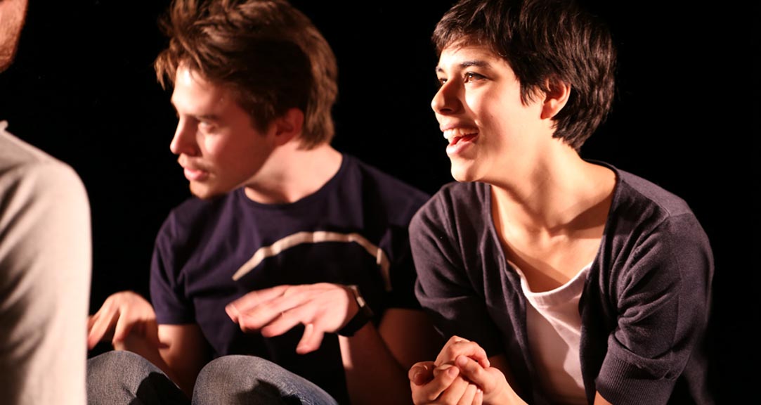 Des élèves de l'école de théâtre sur scène en répétition.