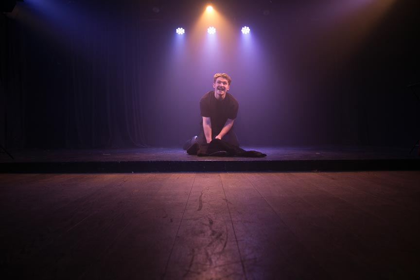 Un élève passant un concours d'école nationale de théâtre.