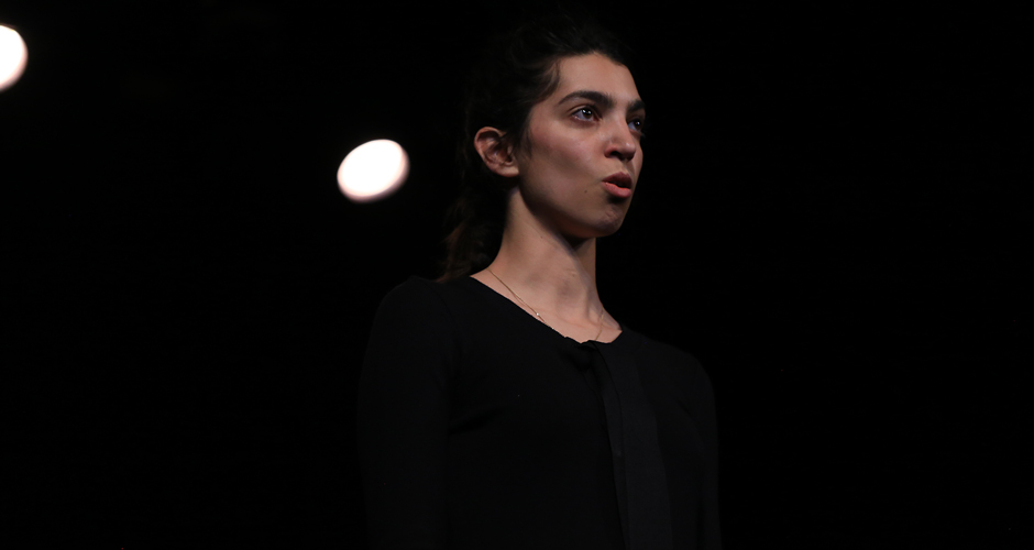 Une élève travaille une scène sur le plateau