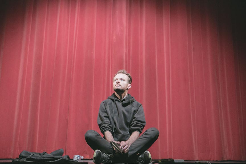 Un élève interprétant un monologue de théâtre.