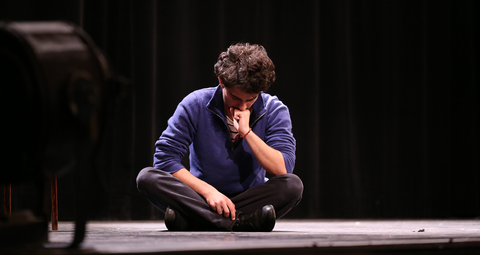 Un élève du cours de théâtre à Paris seul sur scène