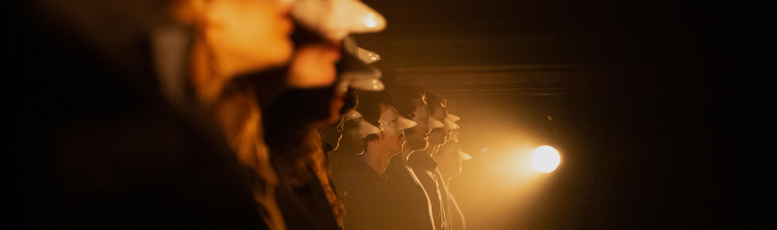 Les élèves de notre école de théâtre - Travail sur le masque.