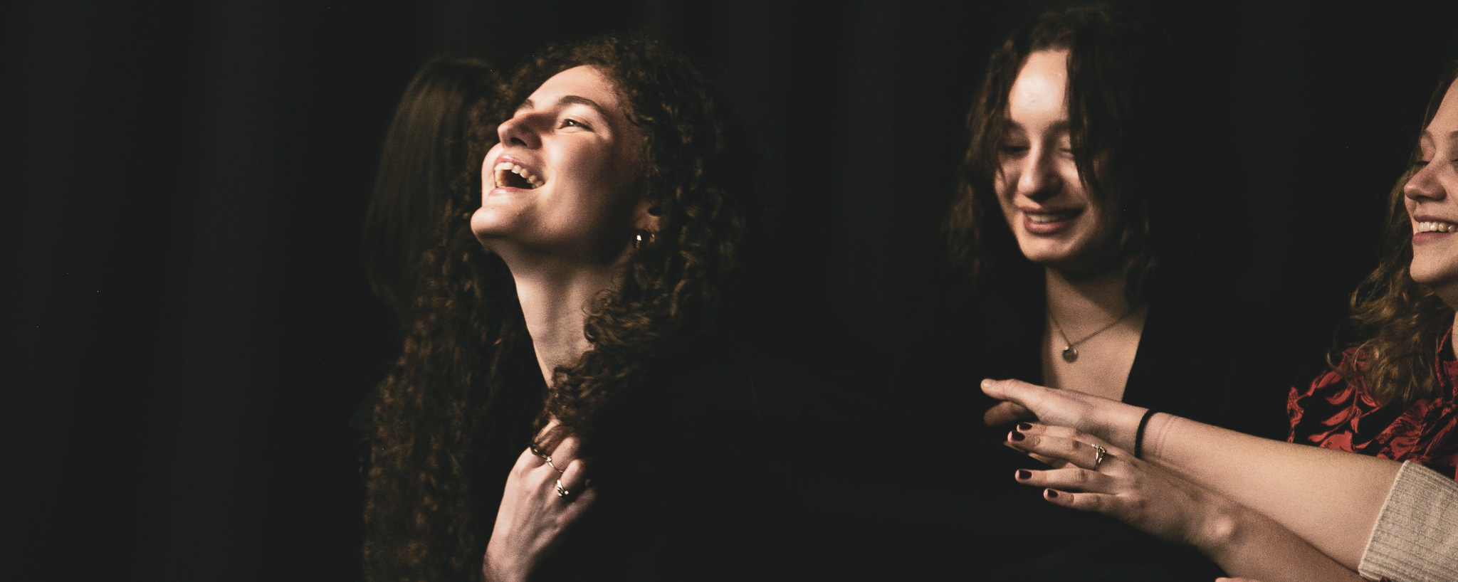 Élèves d'école de théâtre en répétition en sur scène