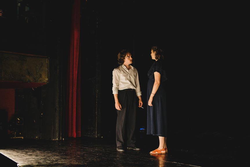 Élèves de l'école de théâtre sur scène préparant les concours nationaux.