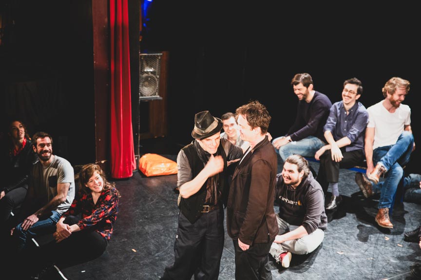 Des élèves d'école de théâtre travaillent dans l'espace scénique.