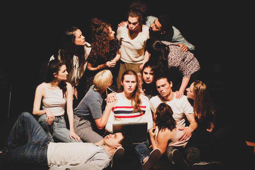 Formation d'acting dans une école de théâtre à Paris.