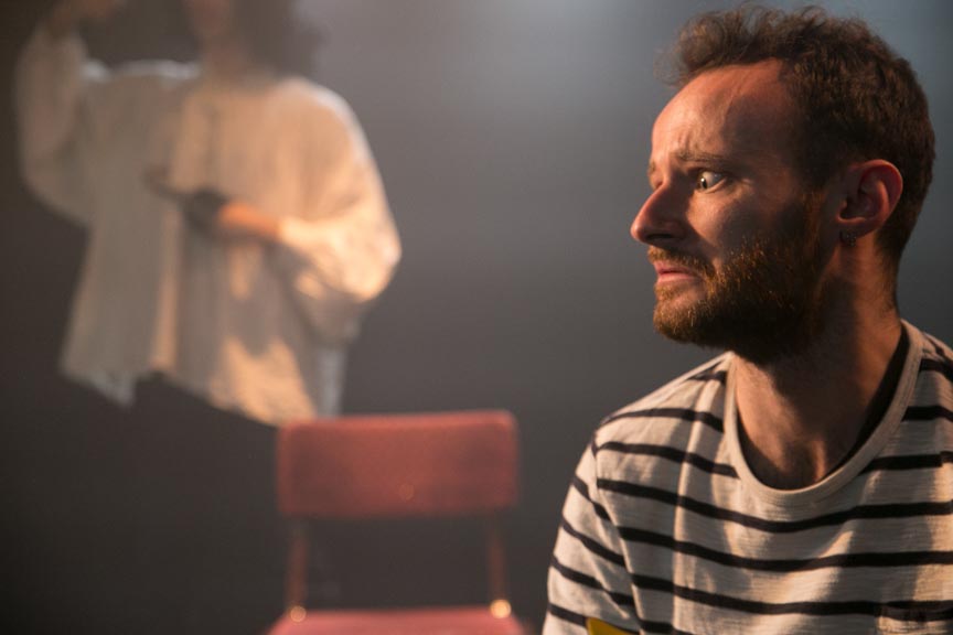 Un élève en cours d'improvisation à Paris dans une école.