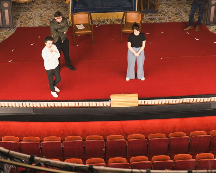 Des comédiens intermittents sur la scène d'un théâtre.