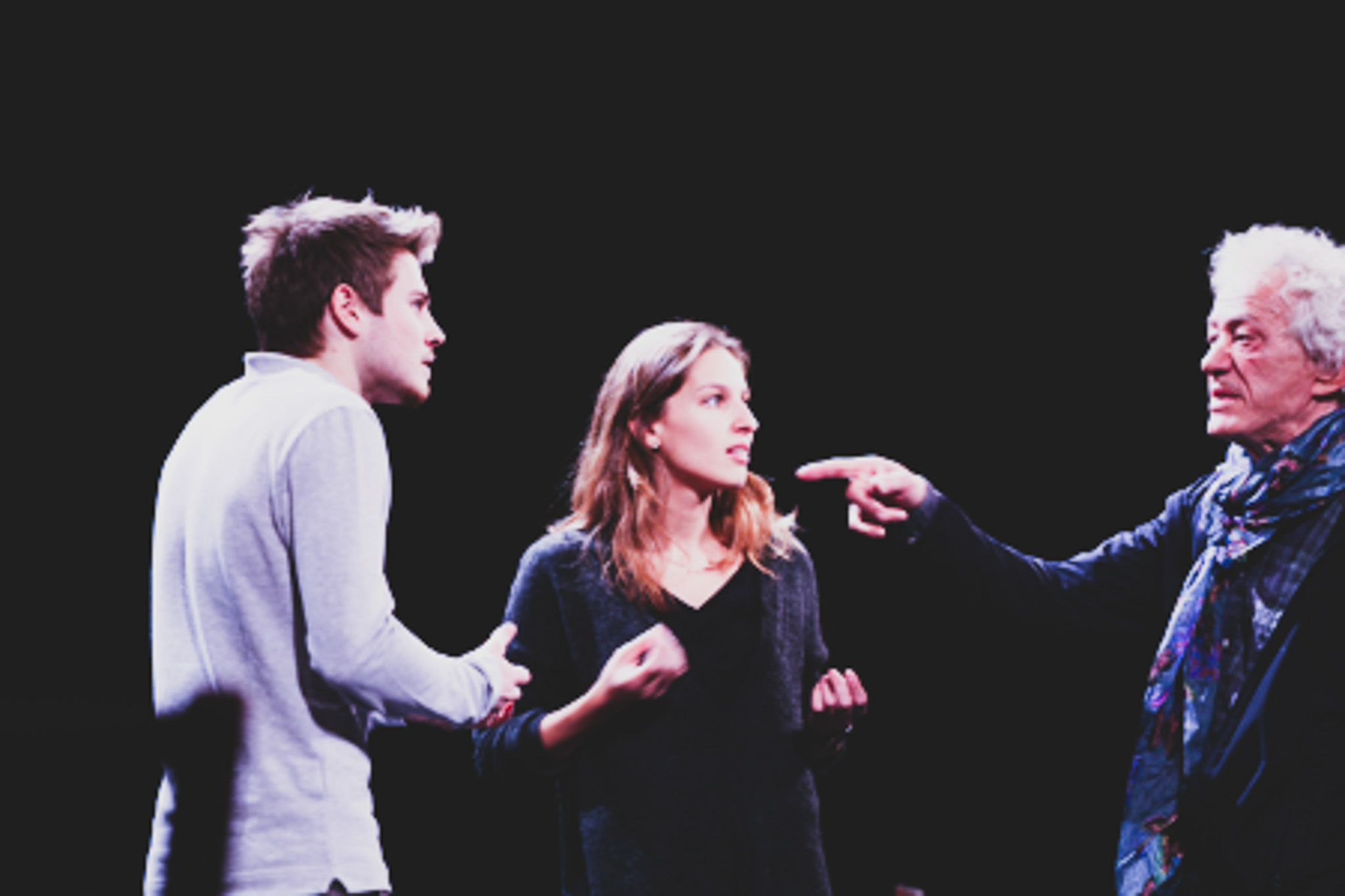 Jean-Luc Moreau metteur en scène avec des élèves dans une école de théâtre à Paris