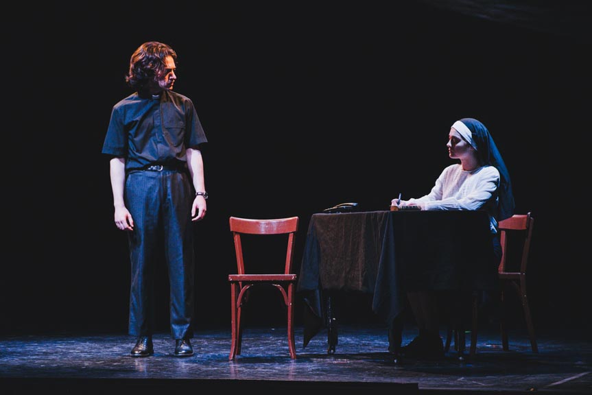 Deux comédiens jouent une scène au Théâtre Actuel La Bruyère à Paris.