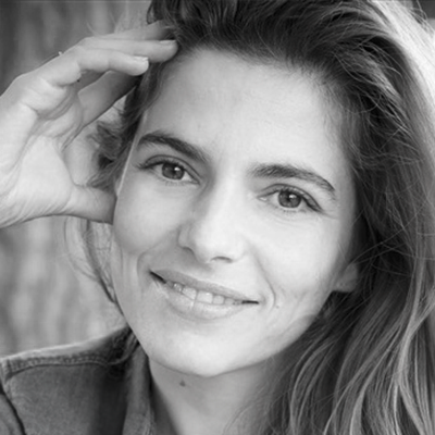 La comédienne, scénographe et décoratrice Margaux Van den Plmas